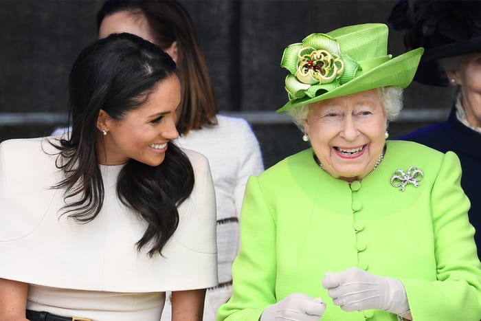 這帶點小尷尬的一幕，卻顯示了 Meghan Markle 和英女王原來有著很不錯的交流呢！