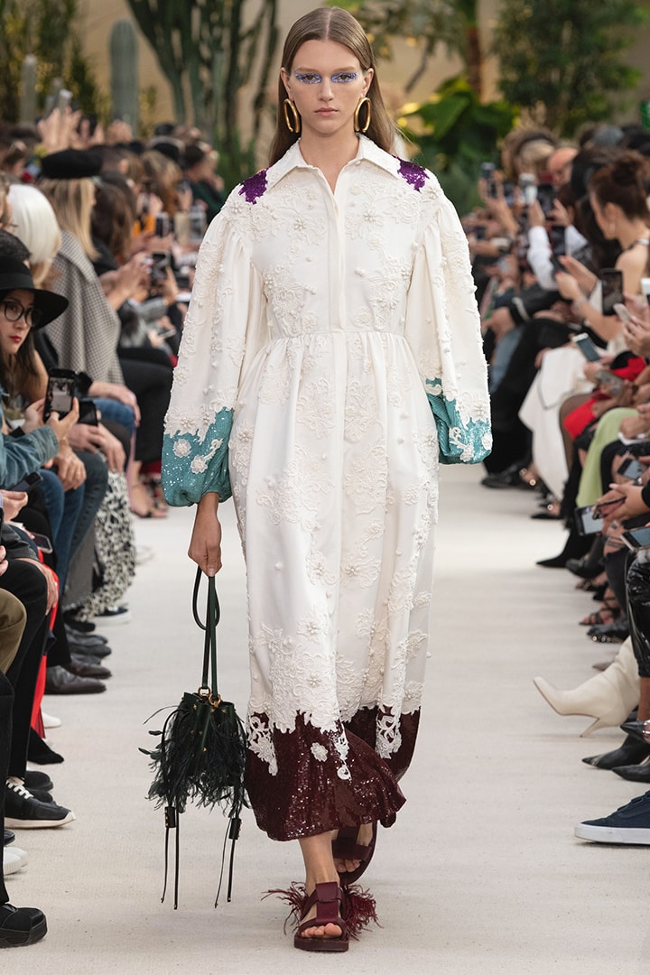 #PFW：在強大氣勢之中保持柔美，Valentino 2019 春夏系列登場！ - POPBEE