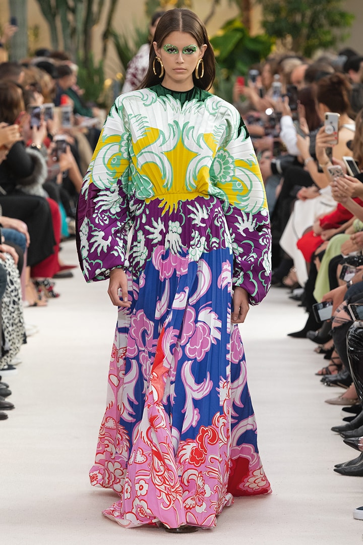 Valentino 2019 春夏系列於巴黎時裝周發佈，超模 Kristen McMenamy 成為開場模特兒 - POPBEE