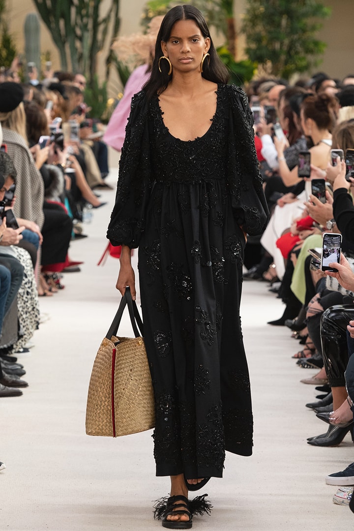 Valentino 2019 春夏系列於巴黎時裝周發佈，超模 Kristen McMenamy 成為開場模特兒 - POPBEE