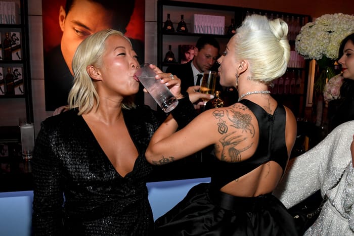 直擊奧斯卡會後派對：高調放閃的夫妻、Lady Gaga 喝交杯酒、喝開的名人相？