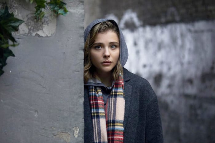 不可沒友！Chloë Grace Moretz 新戲被恐怖閨蜜盯上了，窒息式友誼讓人嚇破膽！