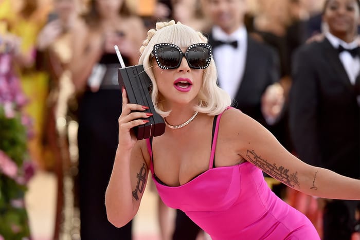 從奇裝異服到角逐影后！Lady Gaga 最新封面彷彿宣告：「我的世界，自己主宰！」