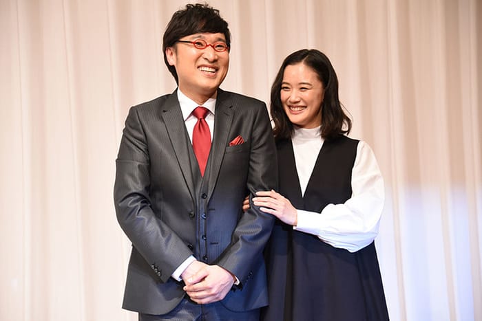 蒼井優結婚記者會上竟被無禮提問眼眶泛淚，老公一席話讓網民直呼「嫁對了」