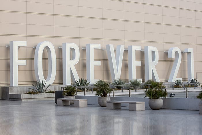 快時尚是否快撐不住？Forever 21 繼關閉數家店鋪後，現傳出正將面臨破產？