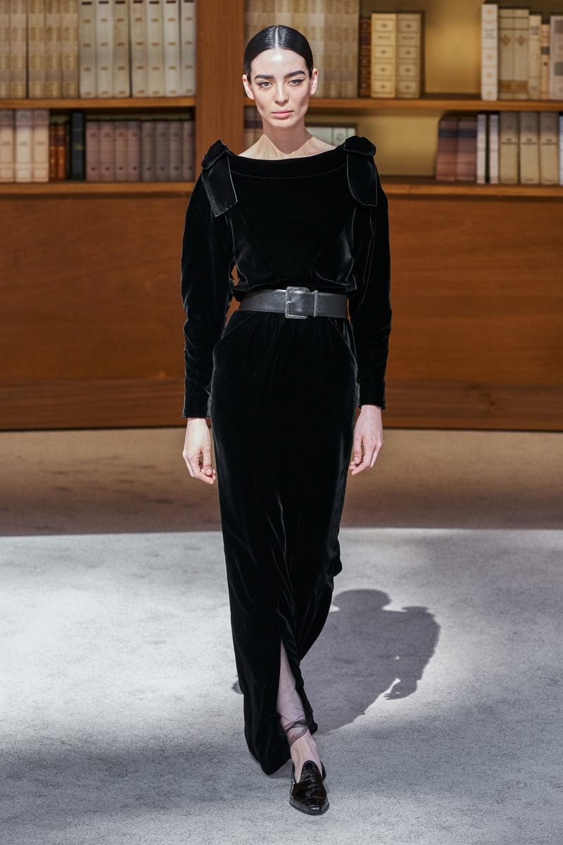 #PFW：跟著 Virginie 走進 Chanel's Library，細細低喃出女性的優柔恬靜 - POPBEE