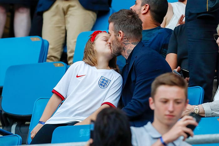 和女兒因為這個動作惹議，David Beckham 不理會：「這就是我們家愛的方式！」