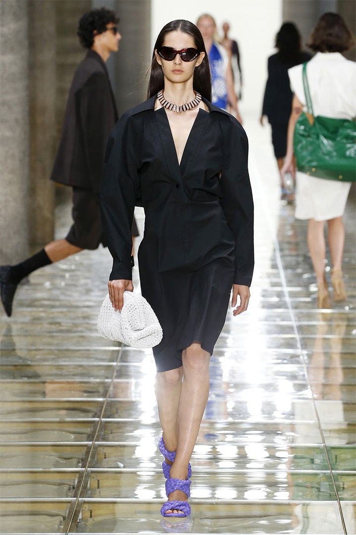 #MFW：Bottega Veneta SS20 彷如隨意、獨立的女性，斜挎巨型手袋成焦點！ - POPBEE