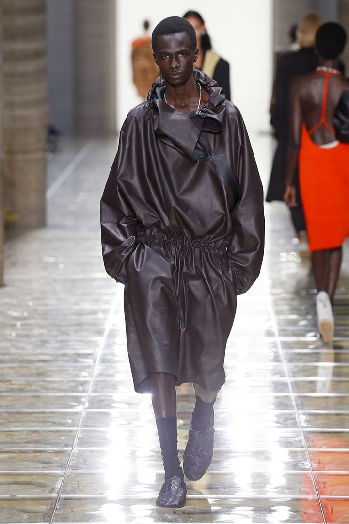 #MFW：Bottega Veneta SS20 彷如隨意、獨立的女性，斜挎巨型手袋成焦點！ - POPBEE