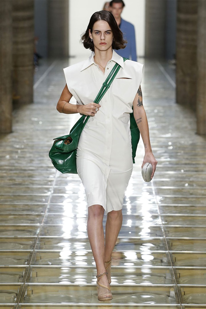 #MFW：Bottega Veneta 2020 春季時裝秀，斜挎巨型手袋成焦點！ - POPBEE