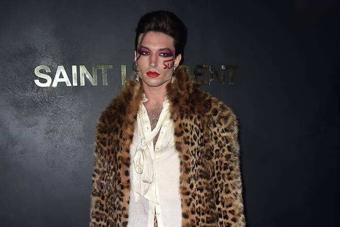 雌雄莫辨：Ezra Miller 一身大膽豹紋，慵懶魅惑出席 Saint Laurent 巴黎大秀！