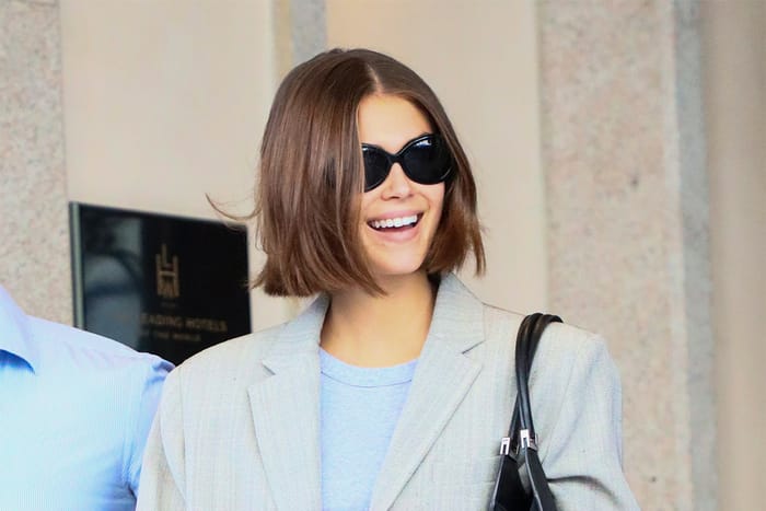 超模 Kaia Gerber 示範：3 件關鍵單品，穿出 90 年代的簡約時髦！
