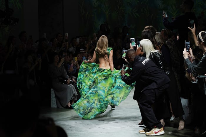 #MFW：在 2020 春夏大秀的最後… Versace 藏了驚喜，讓全場起立鼓掌！