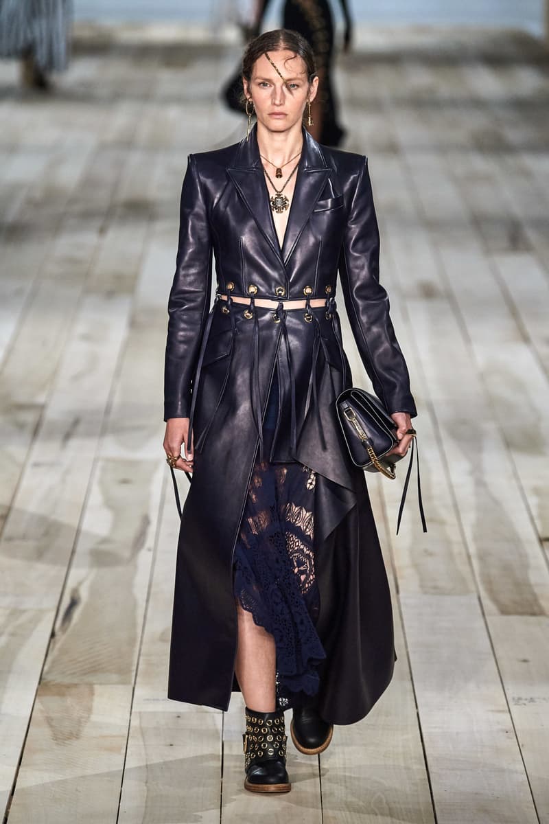 Alexander McQueen SS2020 春夏系列細緻柔美序曲，Sarah Burton 筆下浪漫不羈的英倫少女！ - POPBEE