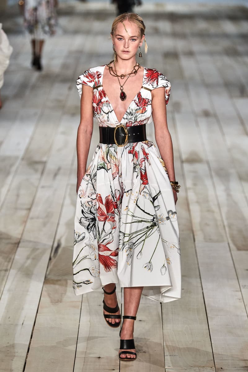 Alexander McQueen SS2020 春夏系列細緻柔美序曲，Sarah Burton 筆下浪漫不羈的英倫少女！ - POPBEE