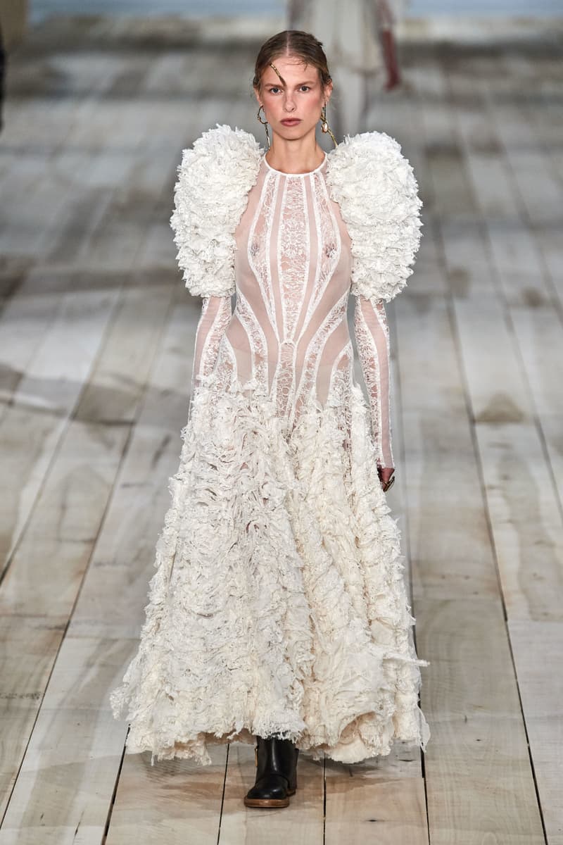 Alexander McQueen SS2020 春夏系列細緻柔美序曲，Sarah Burton 筆下浪漫不羈的英倫少女！ - POPBEE