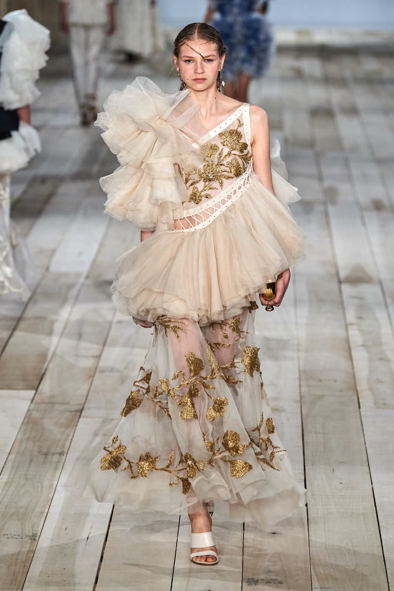 Alexander McQueen SS2020 春夏系列細緻柔美序曲，Sarah Burton 筆下浪漫不羈的英倫少女！ - POPBEE