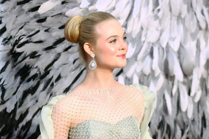 Elle Fanning 珍珠禮裙仙氣亮相，氣場不輸身旁的 Angelina Jolie！