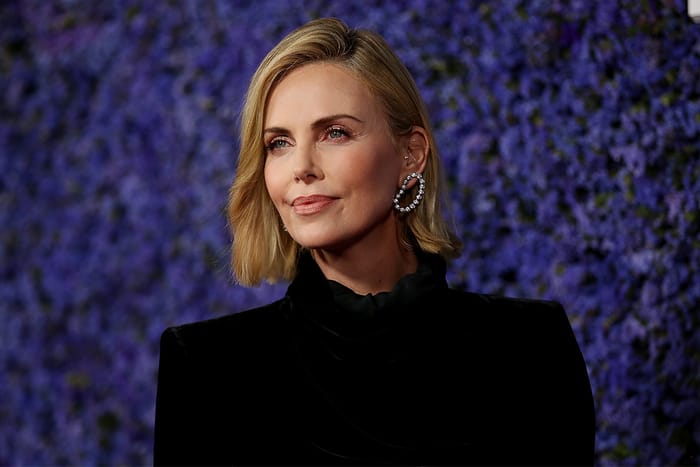 影后 Charlize Theron 把頭髮一口氣剪超短！小男孩髮型也性感十足