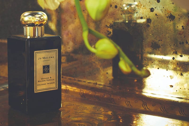 Jo Malone London 為黑瓶系列推出新香氛「香根草與黃金梵尼蘭」溫暖而