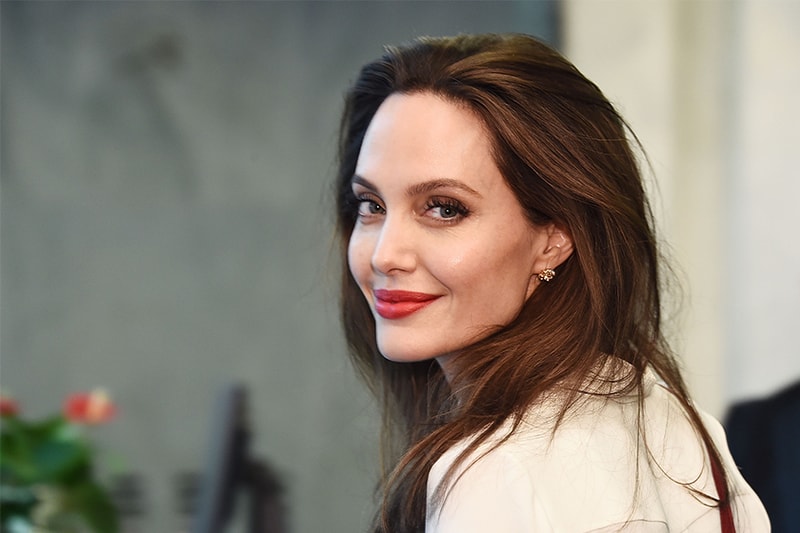 Angelina Jolie 全裸拍攝封面，霸氣表示：「給人貼上標籤、放進盒子裡並不是自由。」 - POPBEE