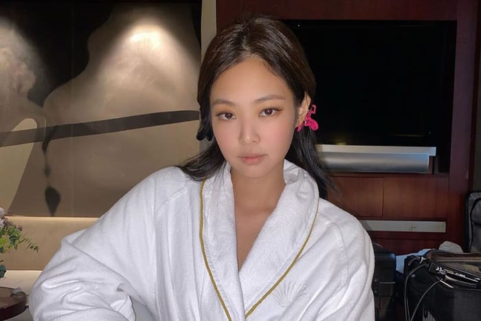 BLACKPINK Jennie 現身萬聖節派對！愛麗絲造型甜美可人