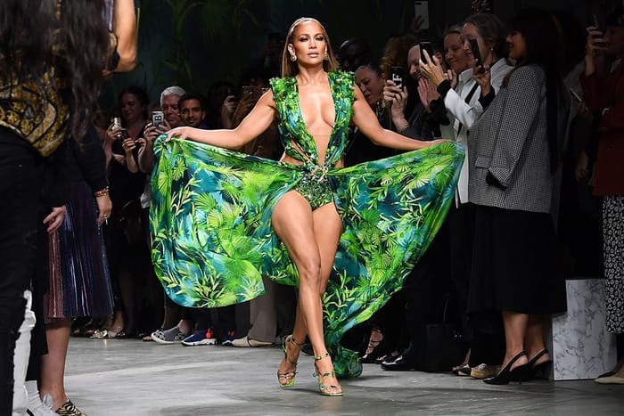 二十年前的經典設計被抄襲！Versace 向快時尚品牌 Fashion Nova 提出起訴