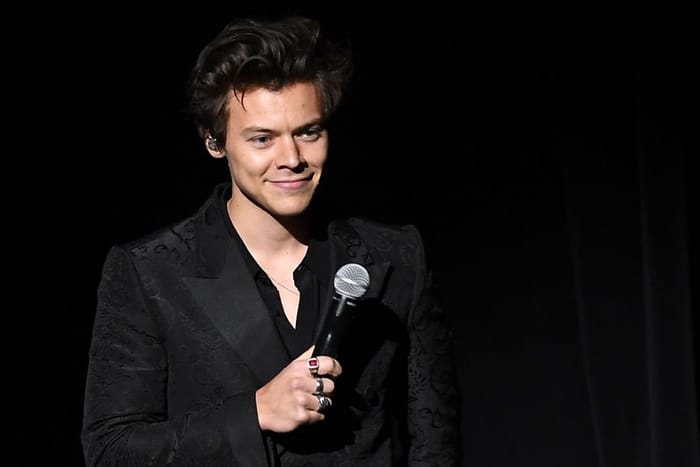Harry Styles 身穿 Ugly Sweaters 上節目！毛衣原來是 Marc Jacobs 價值港幣 8 千元的設計