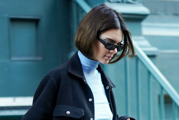 Kendall 這身造型雖低調，但手上的是限量版 Vintage LV 手袋！