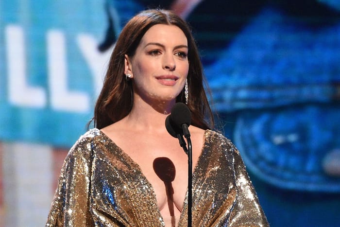 Anne Hathaway 產後以閃金戰袍現身頒獎禮，高貴性感成全場焦點！
