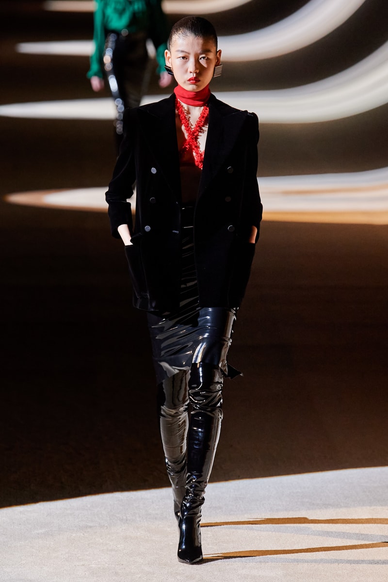 #PFW：兼具巴黎女人的帥氣和優雅，Saint Laurent 的性感連女人也都投降！ - POPBEE