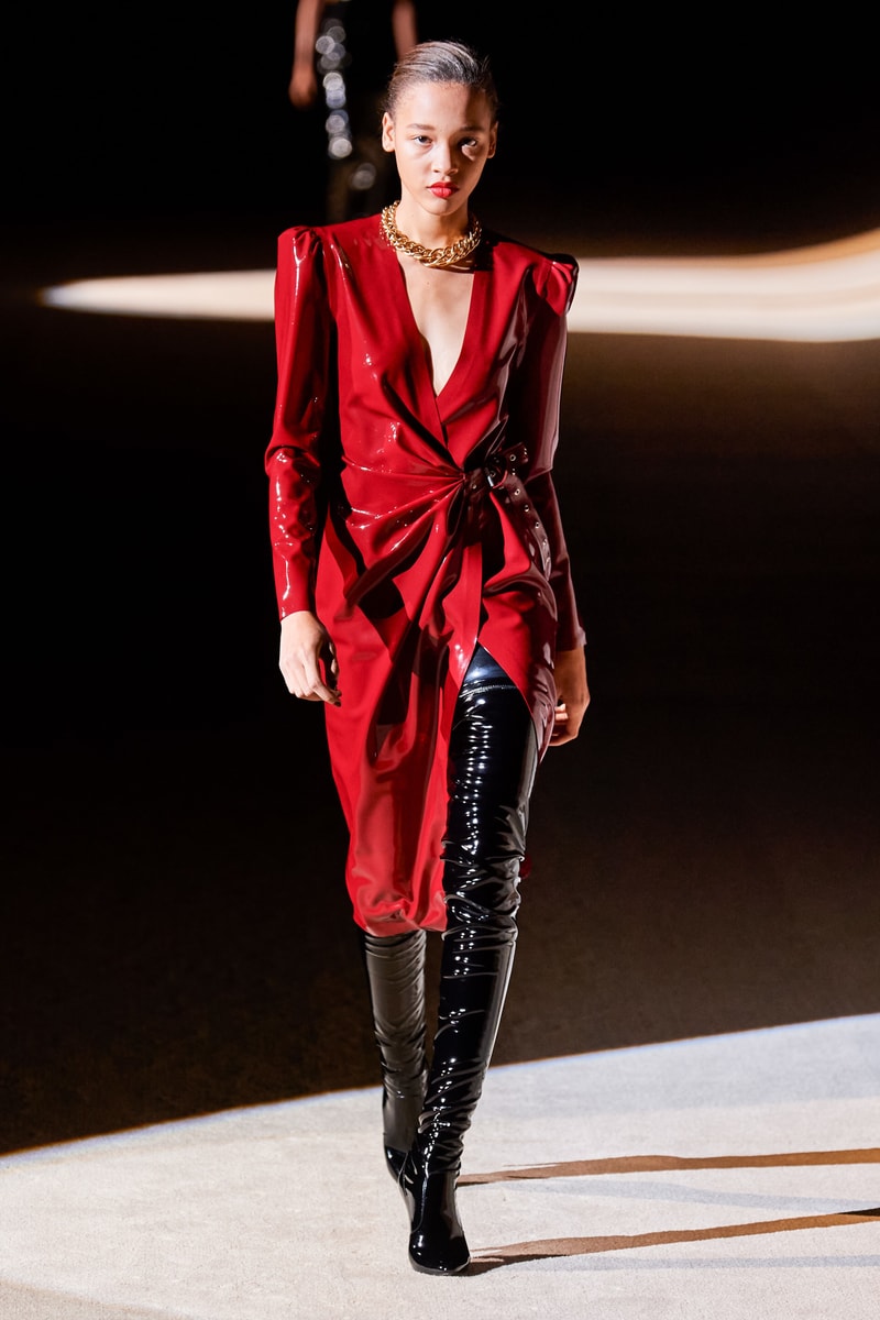 #PFW：兼具巴黎女人的帥氣和優雅，Saint Laurent 的性感連女人也都投降 - POPBEE