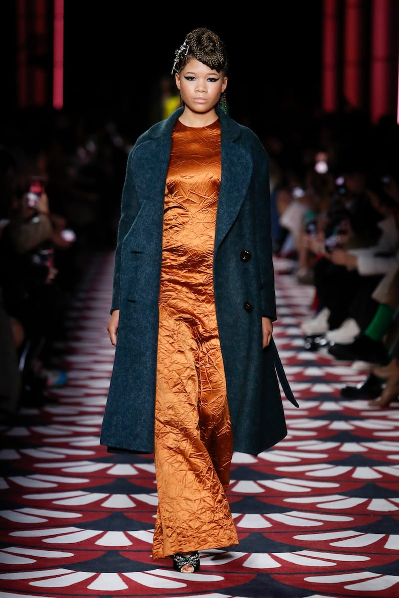 PFW：打開Miu Miu 異想天開的衣櫥，每個女生都能盡情做一場奢華的復古