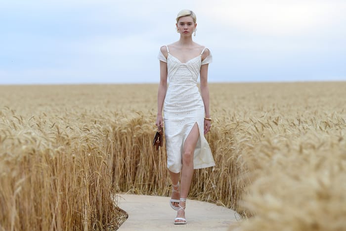 漫步 600 公尺的麥穗之間：Jacquemus 2021 春夏系列，又一次讓人沈浸在南法浪漫裡