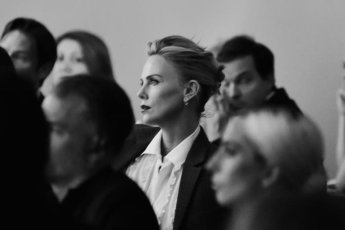 44 歲單身中，擁有跨性別的女兒… 為什麼我們說私底下的 Charlize 比大螢幕更有魅力？