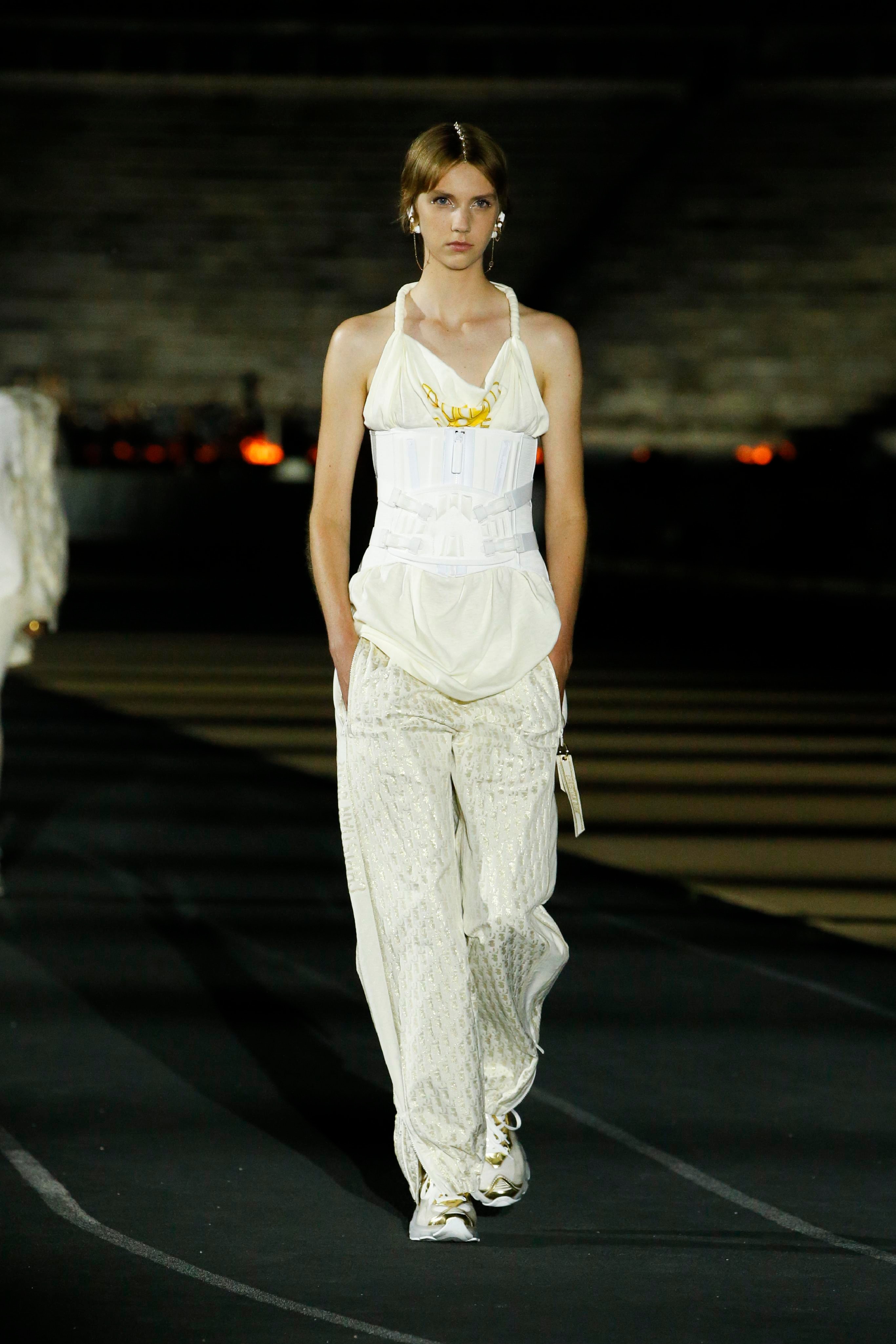 讓希臘女神穿上了波鞋：2022 早春系列 Dior 的優雅，又自由又迷人 - POPBEE