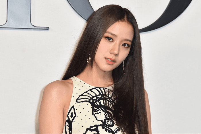 首次出戰巴黎時裝週！Blackpink Jisoo 以一襲 Dior 白色迷你裙展現法式復古韻味