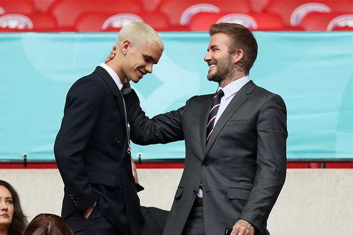 Beckham 拍照時為配合兒子 Romeo 身高，被發現偷偷做了這個可愛的動作？