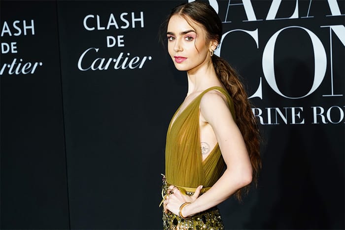 隨性的優雅：Lily Collins 換上全新髮型，以優雅的法式瀏海迎接《Emily In Paris 2》