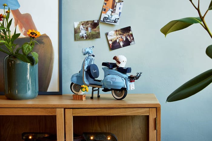 引起女生搶購：LEGO 推出典雅粉藍色 Vespa，房間的質感擺設小物！
