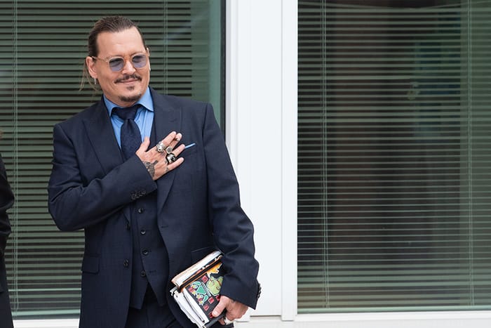 世紀官司出爐前：Johnny Depp 飛往英國現身演唱，讓粉絲們又驚又喜！