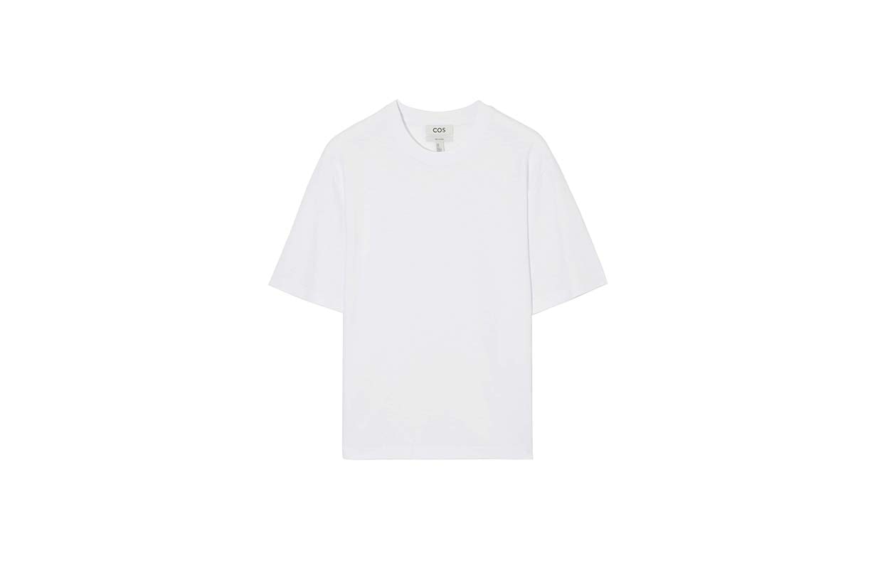 COS 一口氣推出 9 款白 Tee，簡單高級：現代女生的極簡衣櫃！ - POPBEE