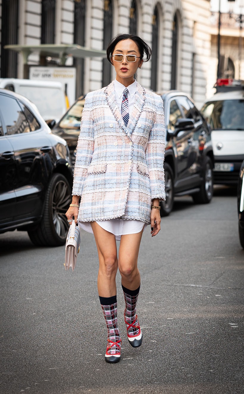 一覽 40+ 時裝周街拍造型：看看時髦女生們都穿了什麼來巴黎！ - POPBEE