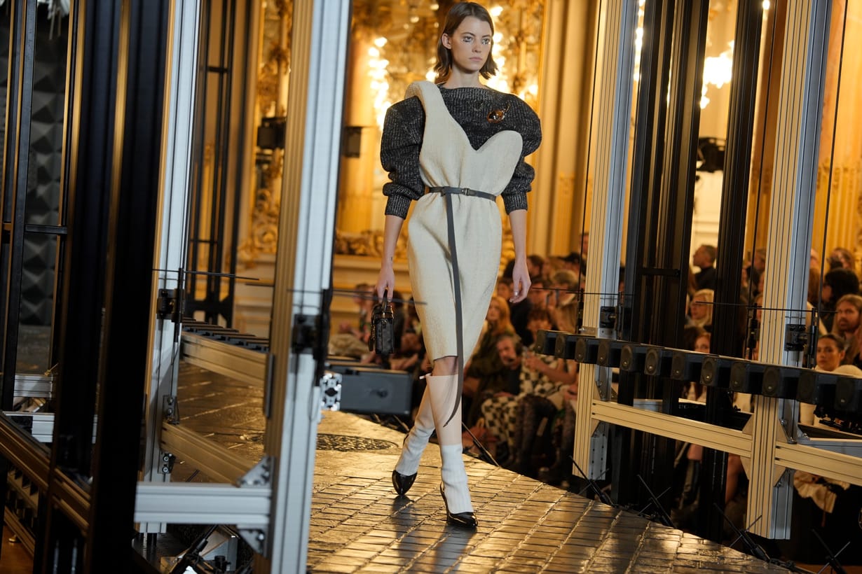 Louis Vuitton 即將洗版：遠看是襪子+ 高跟鞋，近看是一筆一畫手繪的