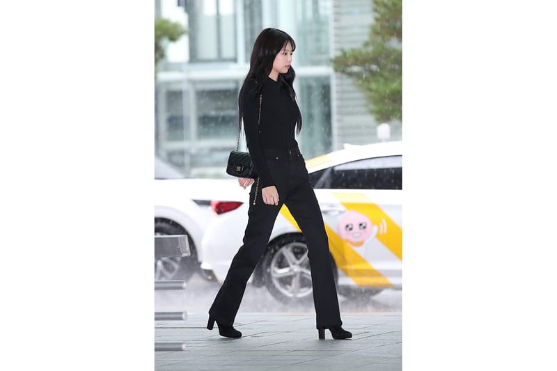 Jennie 再次帶貨：身上的牛仔褲修身又顯腿直，熱搜不輸CHANEL 金