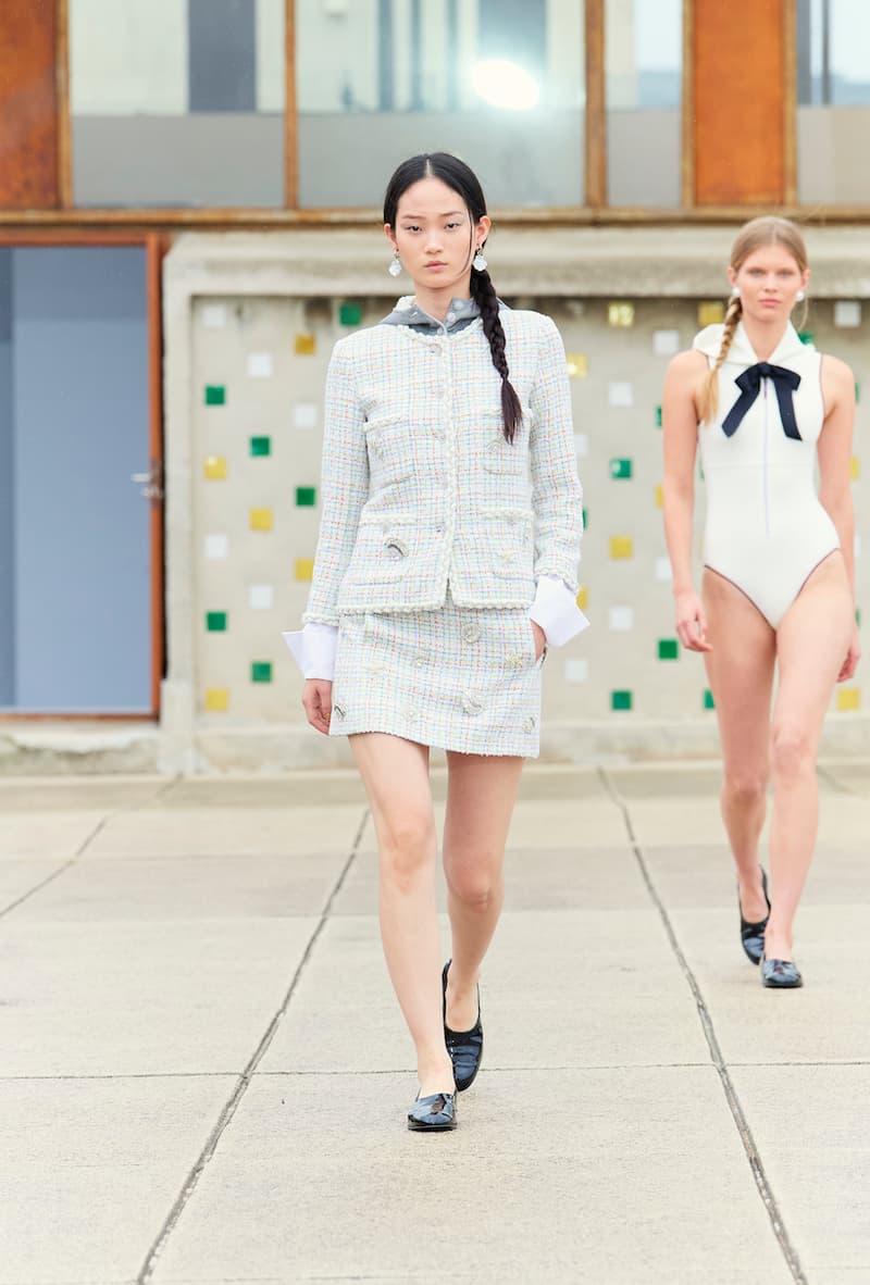 和 CHANEL Cruise 去一趟法國馬賽度假：斜紋軟呢泳衣、貝殼洋裝... 大秀中的夢幻海底世界！ - POPBEE