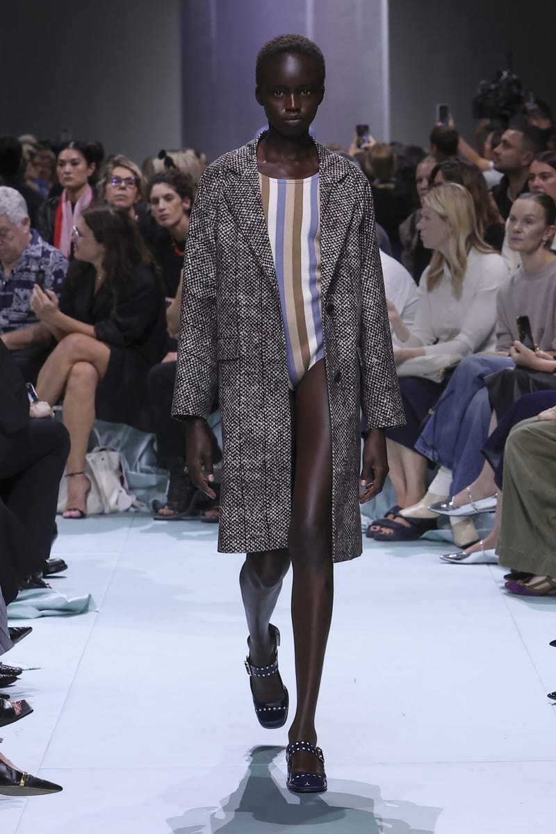 さやさん様【2025春購入】PRADA モノリス36 国内正規品 アルゴリズムに左右されない世界を。プラダが夢見る人間主導の