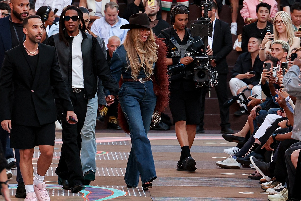LV 大秀彩蛋:當你的麻吉是創意總監... Pharrell 謝幕時直接拿了秀上款送 Beyoncé! - POPBEE