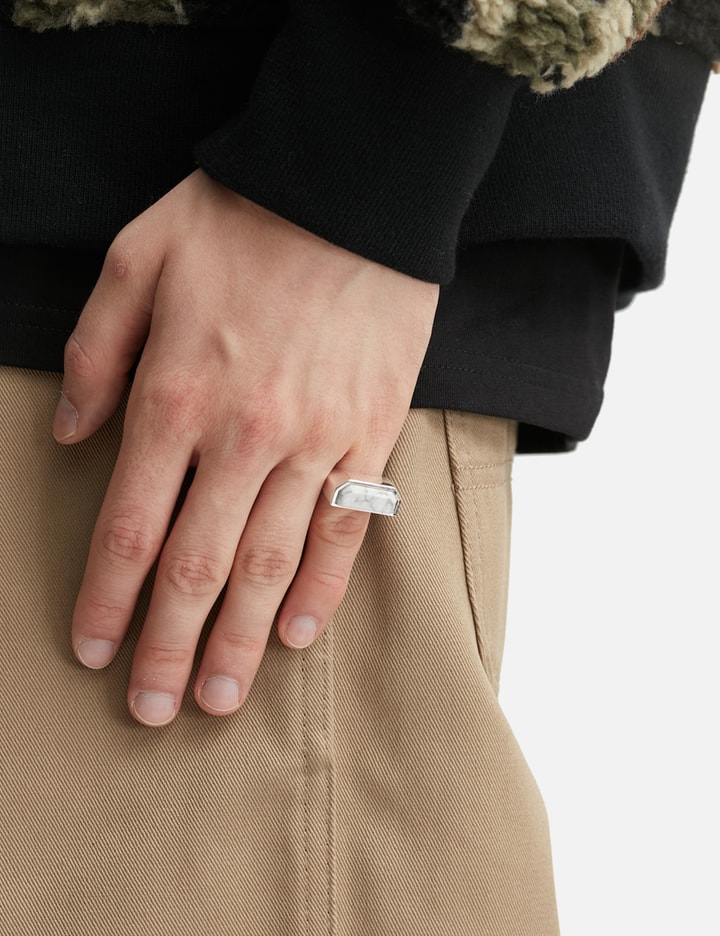 SUOT STUDIO - HALF CUT HOWLITE SIGNET RING | HBX - HYPEBEAST 為您搜羅全球潮流時尚品牌