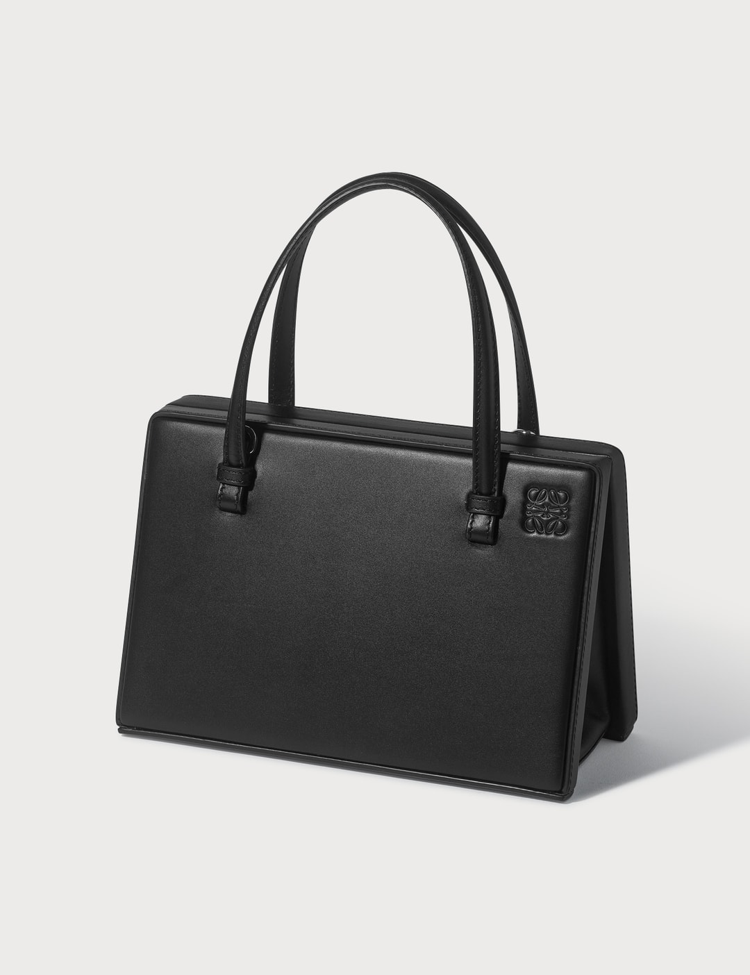 Loewe Postal Bag HBX 하입비스트가 엄선한 글로벌 패션&라이프스타일